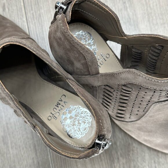 Vince Camuto Sandals Womens Size 8.5M Cone Heel Peep Toe Zip Pump Leather Taupe - Picture 10 of 13